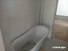 للبيع فيلا في الشارقة تقع في منطقة النوف 1 موقع مميز على شارع الرئيسي طابق واحد فقط تتكون من 5 غرف ماستر