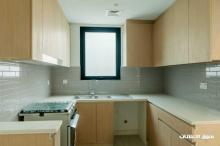 للبيع شقة في الشارقة تقع في منطقة الممزر جزيرة المريم 3 غرف صالة غرفة خادمة 4 حمام 3 بلكونات